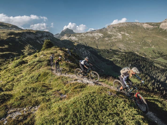 Wer schon auf 2000 Metern Höhe übernachtet, hat die Trails morgens natürlich für sich allein. Allerdings nur, bis das erste Postauto kommt. Die Schweizer Linienbusse nehmen dank Fahrradträger am Heck auch Biker mit und bringen sie bis fast zum Gletscher hinauf.