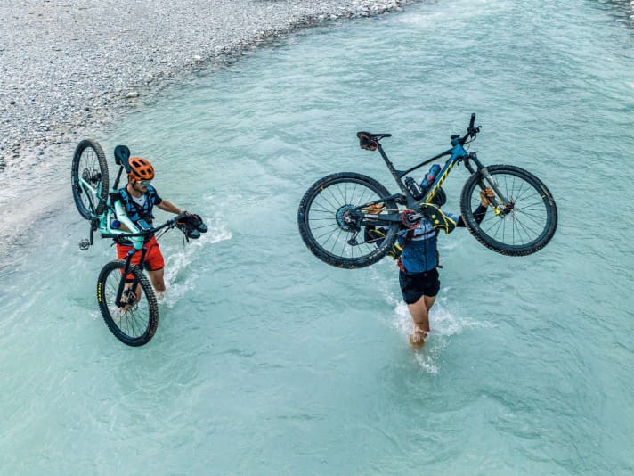 Wet from below. Albert fights his way through the ice-cold Rißbach stream on his bike.