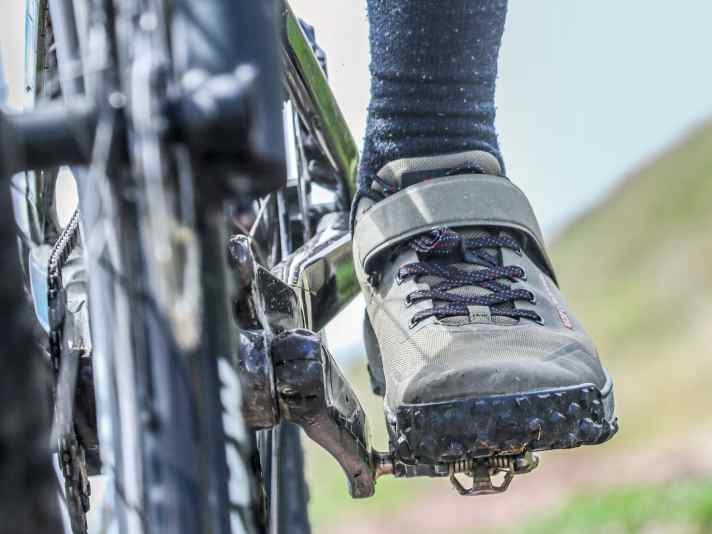The core competences of good MTB shoes: good power transmission, protection against rock contact, grip and comfort on pushing sections.