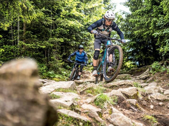 Auf den Enduro-, Freeride- und Downhill-Strecken am Bikepark Geißkopf loteten wir die Abfahrtstauglichkeit der Bikes aus. Ihre Kletter­fähigkeiten mussten sie auf dem Uphillflow unter Beweis stellen.