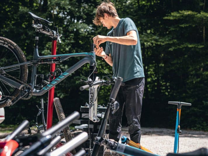 Praktikant Bodie rüstet die Bikes für den nächsten Testlauf mit neuen Gabeln aus.