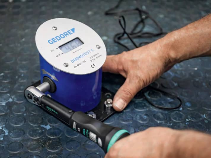 Check the torque spanner with a calibrated measuring device.