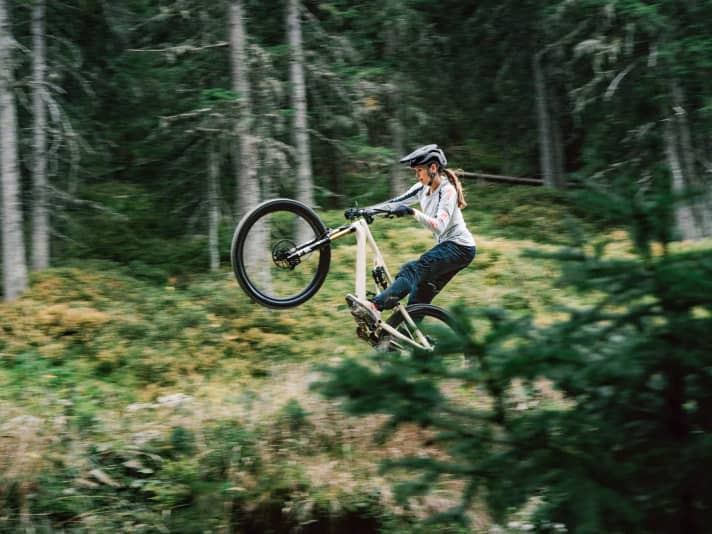 Sara auf der Fit-Helga-Abfahrt. Selbst auf diesem mittelschweren Trail gab es blaue Flecken. Er wurde nur noch getoppt von der Rutschpartie auf dem Napoleon-Trail. Fazit: Robidišče nur bei trockenen Verhältnissen!