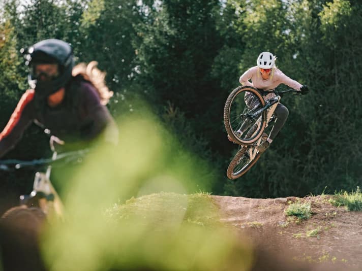 An die neue Jumpline tasten sich beide Freeriderinnen erst mal heran, bevor sie ihre Tricks auspacken. Für den kommenden Sommer soll diese Line noch mal komplett neu aufgebaut werden.