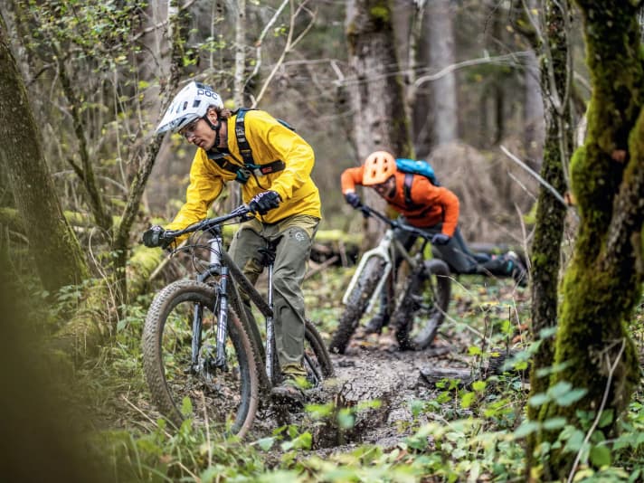 Die Testbedingungen hätten für unsere Sorglos-Bikes nicht besser sein können. Auf den vom Regen durchtränkten Isar-Trails kam Testfahrer Tobi (rechts) selbst mit den dicken Reifen des Fatbikes ins Straucheln. | ln.