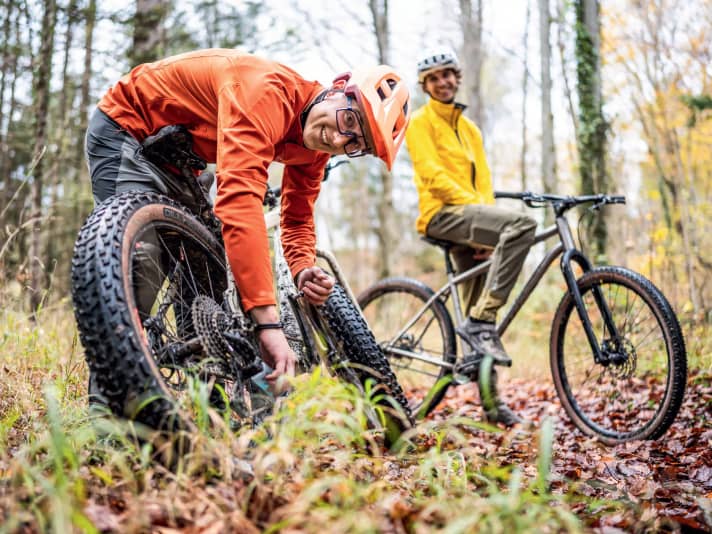 During the test, the Isar trails were literally under water. An organic chain oil against crunching chains is a must. | n.