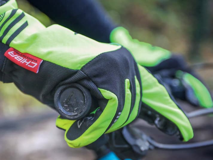Winter gloves pose a dilemma: really warm models rarely provide a direct and comfortable grip.
direct and comfortable grip. Thin gloves may give you a better grip on your bike, but your fingers will quickly get cold.