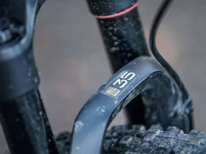 With thick 35-millimetre stanchions, the Rockshox 35 Gold RL weighs in at an impressive 2301 grams, but is also noticeably stiffer than its 32-millimetre counterparts.