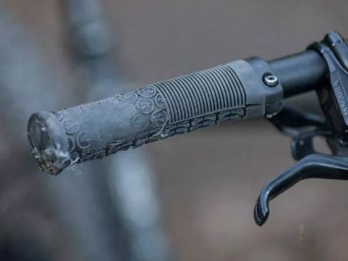 The soft rubber of the SDG Thrice grips offers a lot of cushioning, but also wears out quickly.