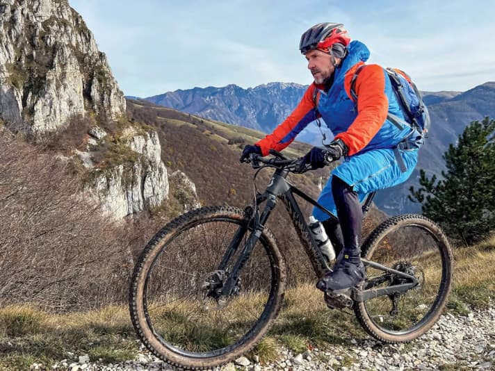 Beziehungs-Highlight
: Ohne Shuttle ging die Kombination aus leichtfüßigem Handling und Trailbike-Reserven an den steilen Hängen des Gardasees besonders gut auf.