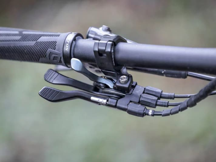 Everything under control: The left thumb has control over the telescopic support and the locking of the chassis via the Twinloc lever.