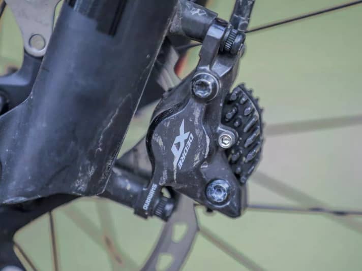 On most trails, the braking power of the Shimano XT brakes was completely sufficient. Only on long Alpine descents would our test rider have liked stronger four-piston models.