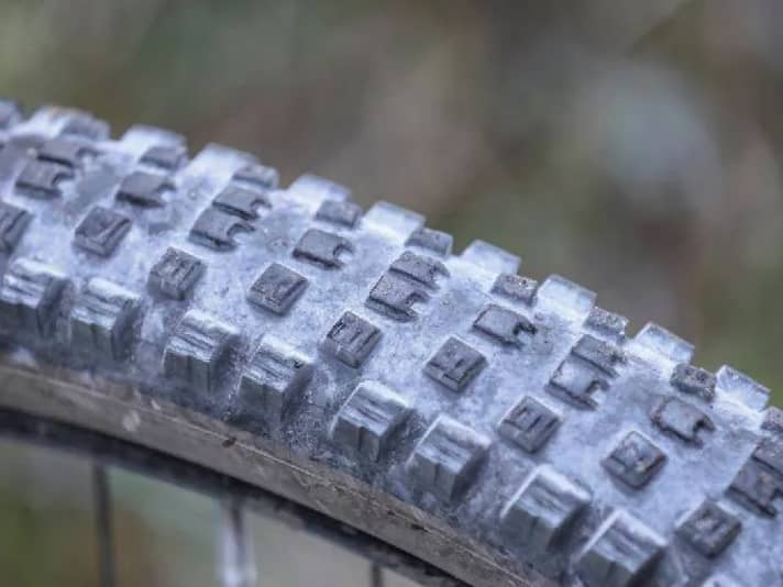 Schwalbe's Wicked Will tyres did not impress with their high grip or durability. On the other hand, they were stress-free to ride thanks to their high puncture resistance.