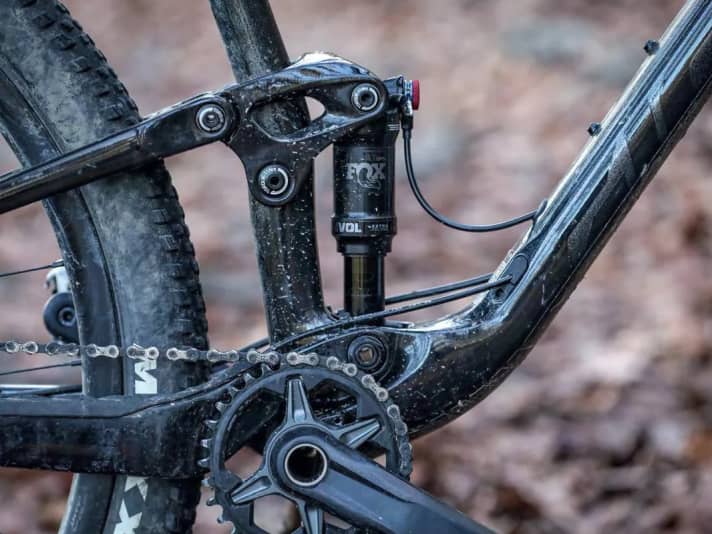 No Maestro system: Giant dispenses with the familiar lower rocker link and a bearing. Instead, the supported single-pivot link works with flex in the carbon rear triangle.