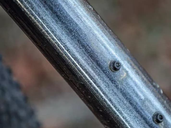 Lasting beauty: glitter flakes shimmer in the Anthem's lacquer. A timeless design that will appeal for a long time.