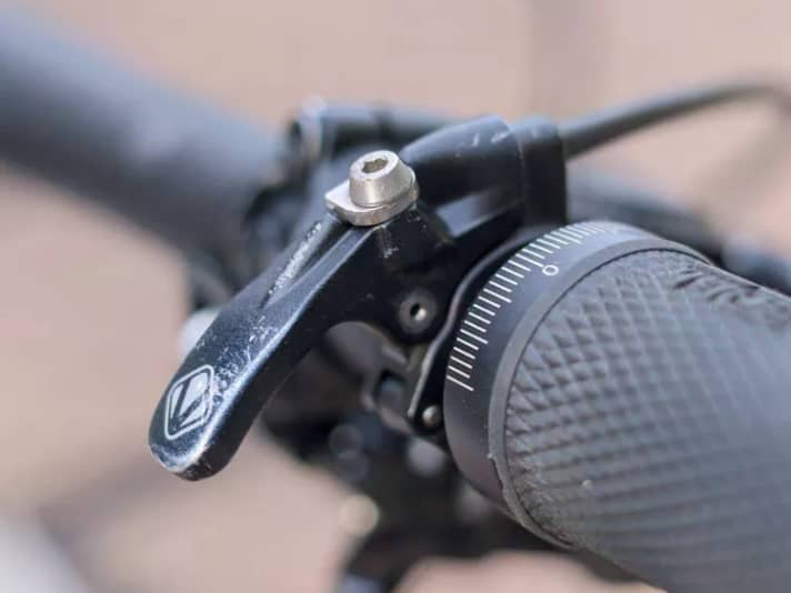 Fällt die Fernbedienung aus, lässt sich die Teleskop-Sattelstütze Vecnum Moveloc2 im Notfall auch über einen Hebel an der Stütze bedienen.