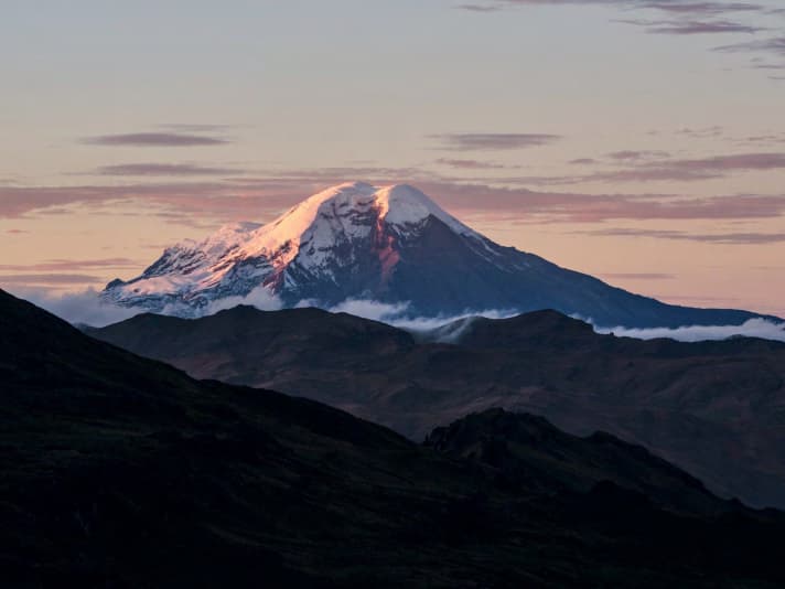 The volcanic cone of Chimborazo rises close to the equator. An asphalt road leads up to an altitude of 4300 metres, the rest you have to fight for yourself. After that: 40 kilometres of trail descent.