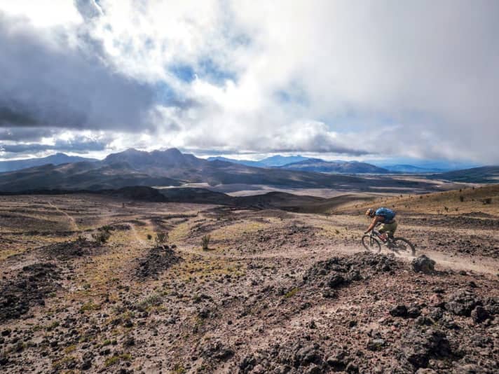 In weiten Schwüngen auf dem butterweichen Asche-Trail die Cotopaxi-Bergflanken hinunter.