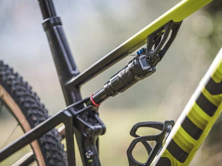 The shock is mounted under the top tube with a bolted aluminium mount. This makes it easy to convert to new standards. Unfortunately, the shock sits so close to the top tube that the rebound can only be adjusted with special tools.