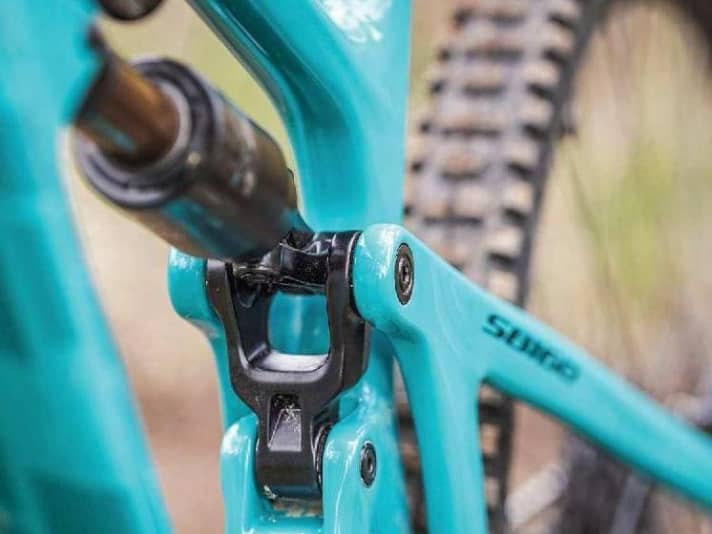 Das obere Lager presst Yeti direkt in den Umlenkhebel aus Alu statt ins empfindliche Carbon.