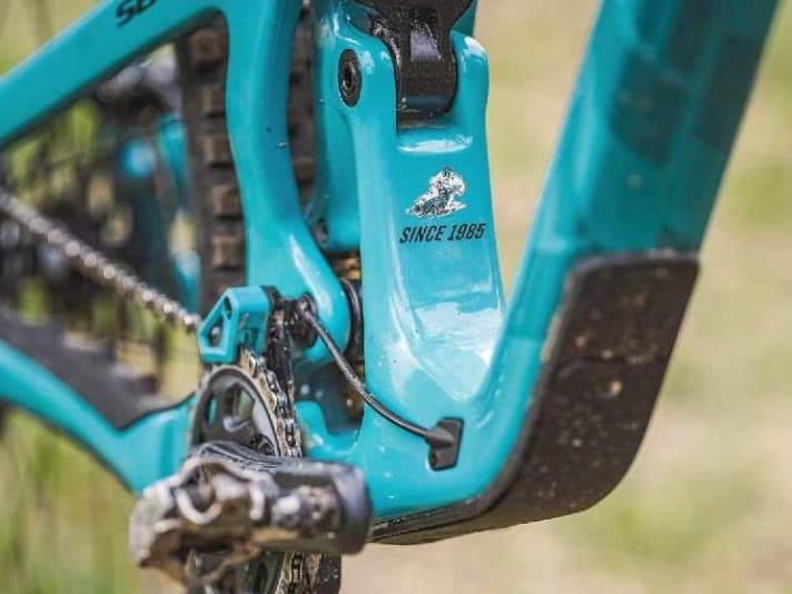 The down tube is lined with a double-layered stone guard. If you loosen the protector with two Allen screws, a service port opens up for the cable routing of the Vario support.
