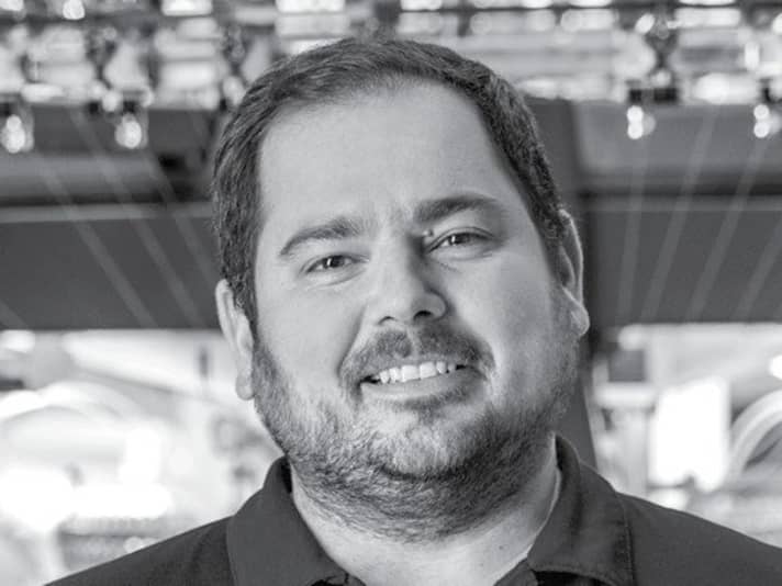 Sasa Stefanovic, Leiter der Stickerei des österreichischen Sportbekleidungsherstellers Löffler