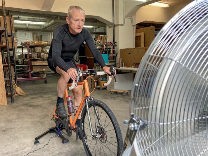 Jörg Spaniol, BIKE-Testautor, bei der schweißtreibenden Arbeit.