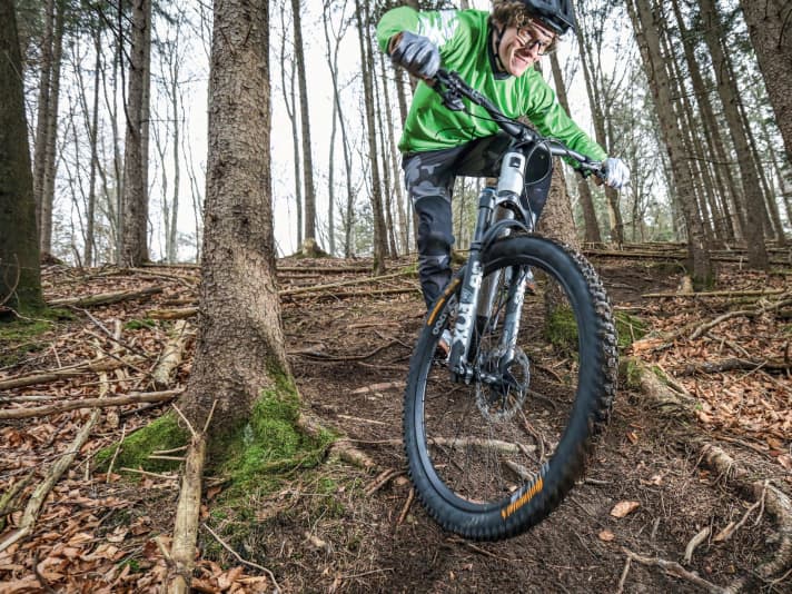 Wer nicht ständig wechseln will, braucht einen Reifen, der überall funktioniert. Selbst auf einer kurzen Runde können die Bedingungen stark variieren.