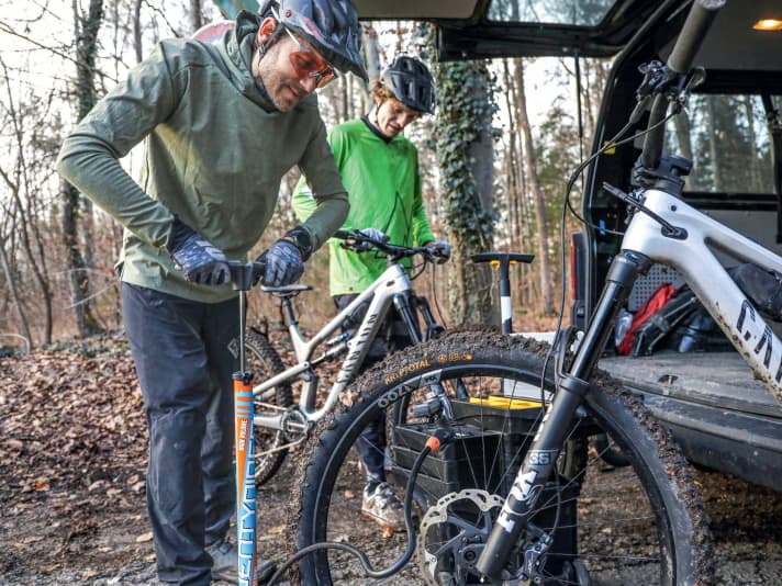 Vor dem Test wird gepumpt. Das bleibt auch unseren Testern nicht erspart: BIKE-Testchef Peter Nilges (links) mit BIKE-Redakteur Jan Timmermann bei der Arbeit.