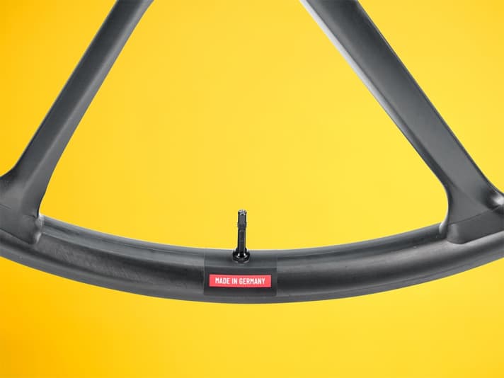 Der Bike Ahead Biturbo X 32 setzt auf die patentierte Safewing-Technologie der Bayern und wird zu in Deutschland gefertigt.