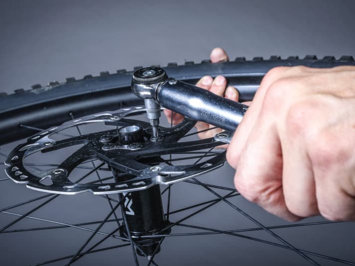 Fitting the brake disc, six-hole standard