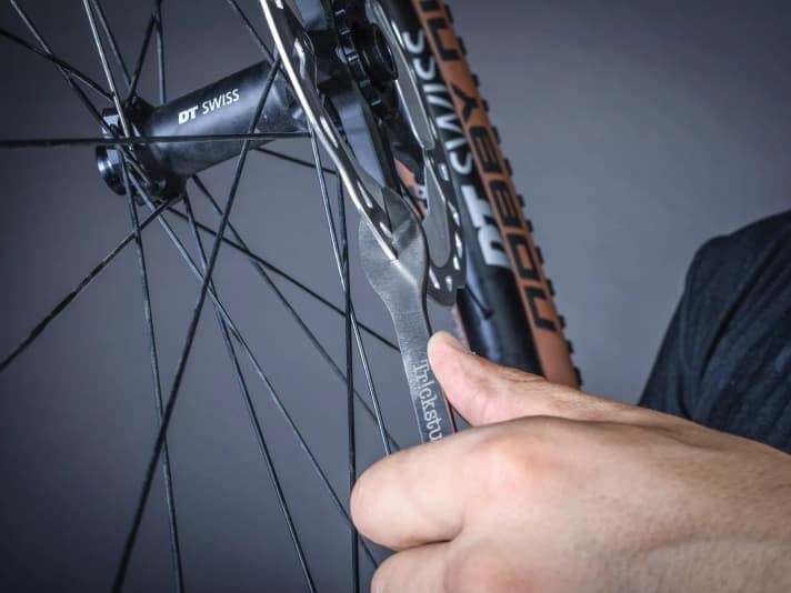 Aligning the brake disc straight