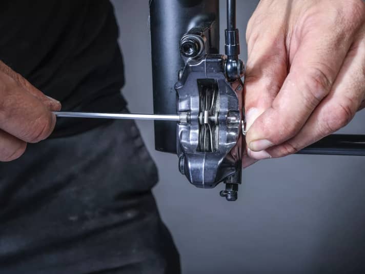 Entfernen der Sicherungsschraube