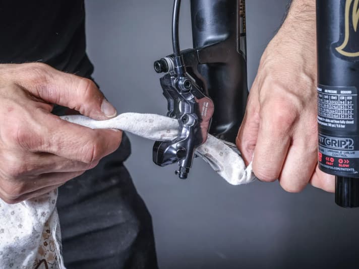 Cleaning the brake calliper