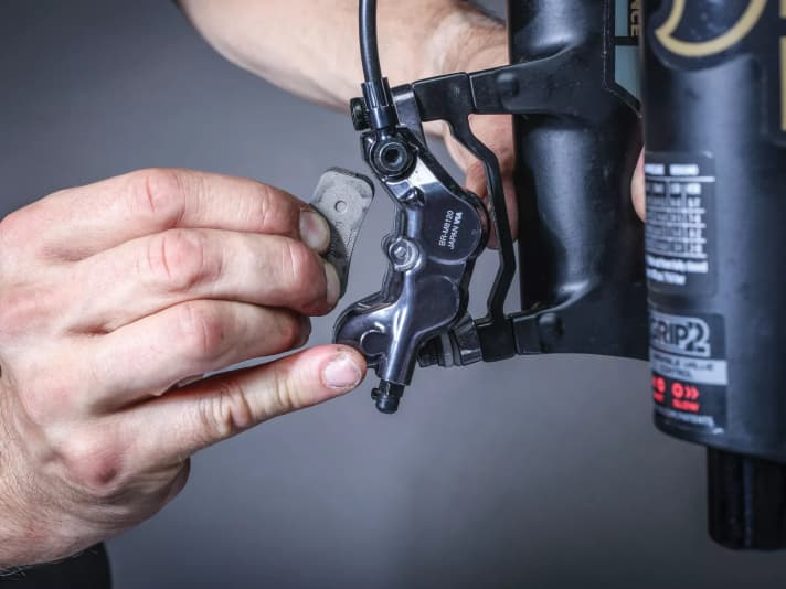 Einsetzen der Bremsbeläge