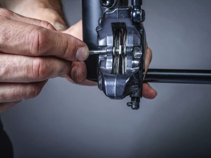 Securing the brake pads