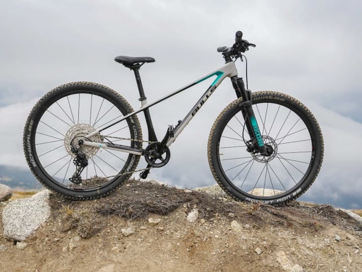 Bulls Tokee Ultra Lite with carbon frame and 1x11 Shimano Deore gears promise that race feeling.