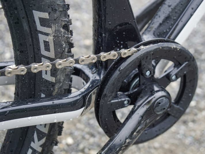 The discreet chain guard adds a touch of everyday practicality to the sports bike.