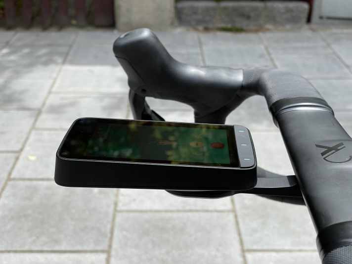 Die mitgelieferte Halterung von Jespr war nicht ganz so stabil wie unsere bereits am Rennrad befindliche.