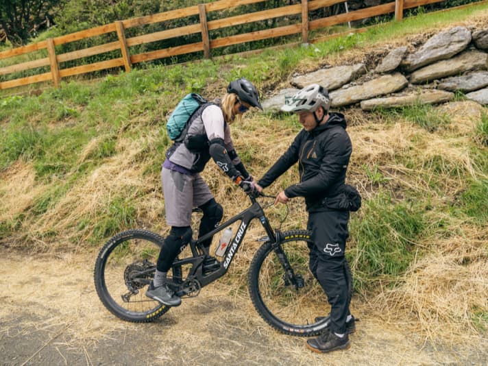 Janik gibt individuell Tipps, um Bike, Trails und sich selbst im Griff zu haben.