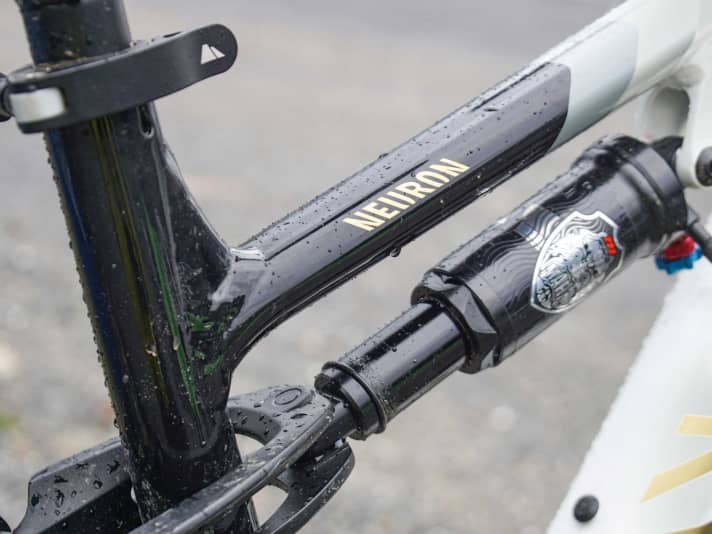 Quick-release saddle clamp and proven shock absorber linkage that still leaves room for a bottle.