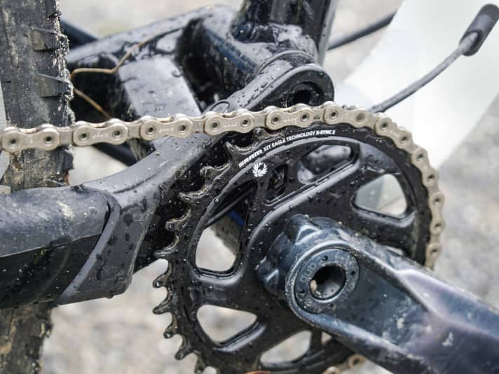 In contrast to the picture in the series, the bike has a well-tuned 155 mm Miranda crank and a Deore drivetrain.