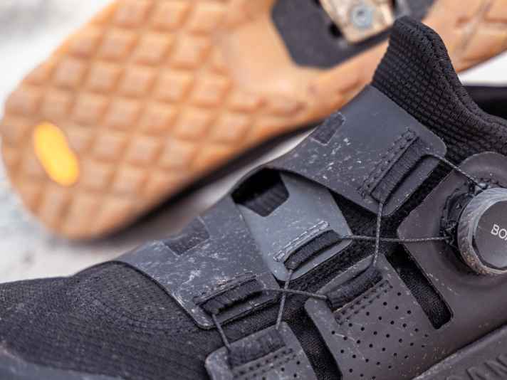 Smooth-running lacing system and the wide straps enable a fine adjustment and good pressure distribution