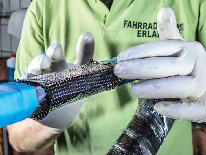 The carbon tube is rebuilt around the damage with different fibre layers. External (or internal) pressure is essential for bubble-free bonding of the layers.