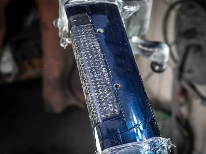 Another, almost completely repaired damage still shows traces of processing: the tight wrapping with tape has left small resin ridges. After further processing, new paint covers the crash marks.