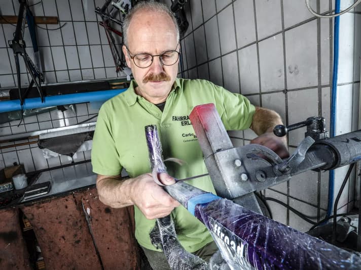 Reine Handarbeit: Eberhard Schirmer, einer der von uns kontaktierten Reparateure, braucht keinen großen Maschinenpark.