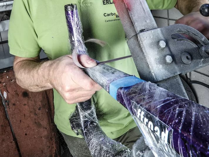 Grinding off large areas: Particularly with thick-walled pipe sections, the wall thickness tapers significantly towards the crack - almost to zero.