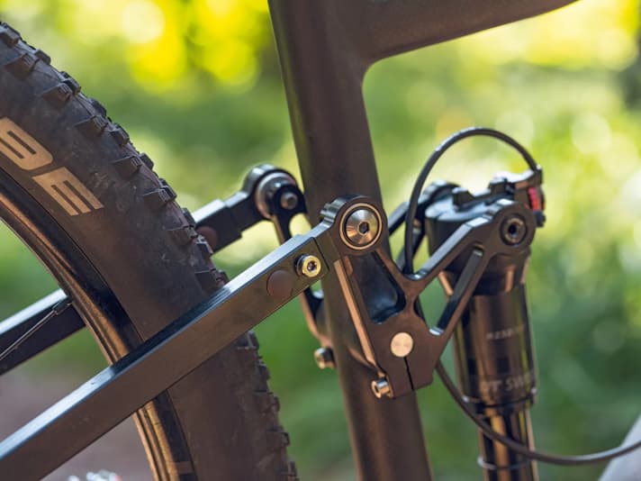 Telescopic seat stays make it possible to adjust the geometry when replacing the shock absorber.