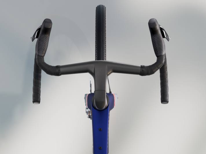 The one-piece cockpit is 410 millimetres wide at the top link. The lower link is flared by 15 millimetres on each side.