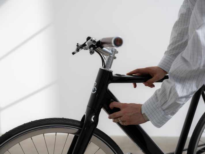 Der 360 Wh-Akku im Unterrohr ist entnehmbar. Die Motor-Steuerung erfolgt über einen Knopf im Oberrohr.